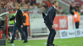 Сегодня. Москва. "Спартак" - "Ростов" - 2:0. Массимо КАРРЕРА и Валерий КАРПИН (на дальнем плане).