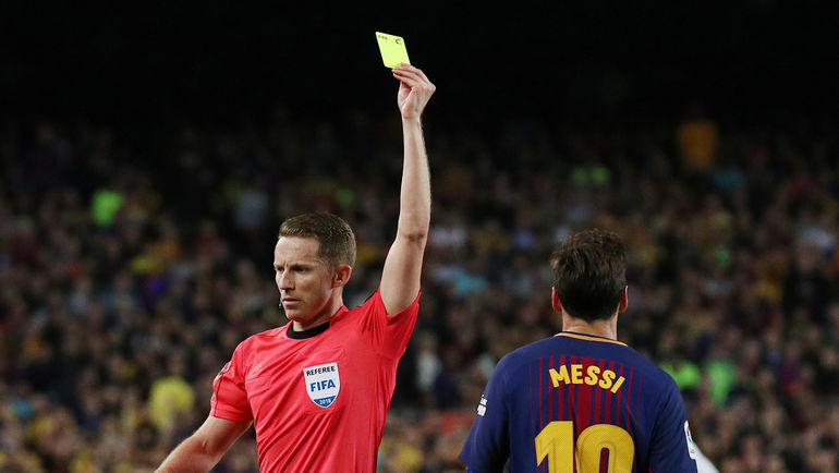 Желтая карточка Лионель МЕССИ. Фото REUTERS Желтая карточка Лионель МЕССИ. Фото REUTERS