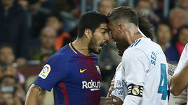 Воскресенье. Барселона. "Барселона" – "Реал" – 2:2. Стычка Луиса СУАРЕСА и Серхио РАМОСА.