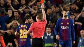 Воскресенье. Барселона. "Барселона" - "Реал" - 2:2. Хосе ЭРНАНДЕС-ЭРНАНДЕС удаляет Серхи РОБЕРТО.