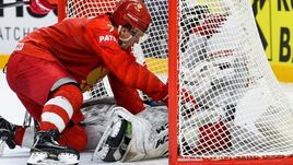 Понедельник. Копенгаген. Белоруссия - Россия - 0:6. Кирилл КАПРИЗОВ и голкипер соперника Виталий ТРУС.