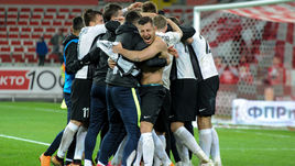 18 апреля. Москва. Тушино. "Спартак" - "Тосно" - 1:1 (пен. - 4:5). Игроки гостей празднуют выход в финал.