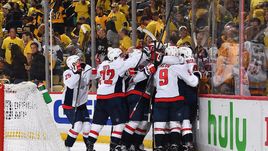 Сегодня. Питтсбург. "Питтсубрг" - "Вашингтон" - 1:2 ОТ. Игроки "Кэпиталз" празднуют победу.