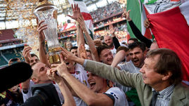 Суббота. Москва. "Локомотив" - "Зенит" - 1:0. Юрий СЕМИН и его игроки после победы.