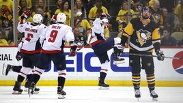 Сегодня. Питтсбург. "Питтсубрг" - "Вашингтон" - 1:2 ОТ. Игроки "Кэпиталз" празднуют победную шайбу Евгения КУЗНЕЦОВА.