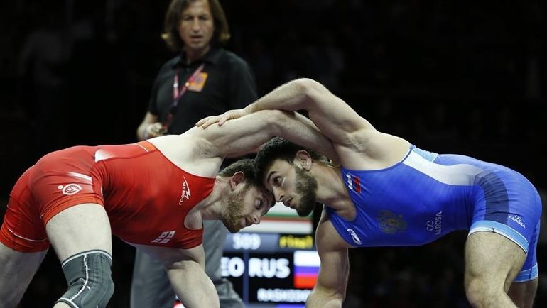 Гаджимурад РАШИДОВ (справа) во время финальной схватки с Беку Ломтадзе. Гаджимурад РАШИДОВ (справа) во время финальной схватки с Беку Ломтадзе.