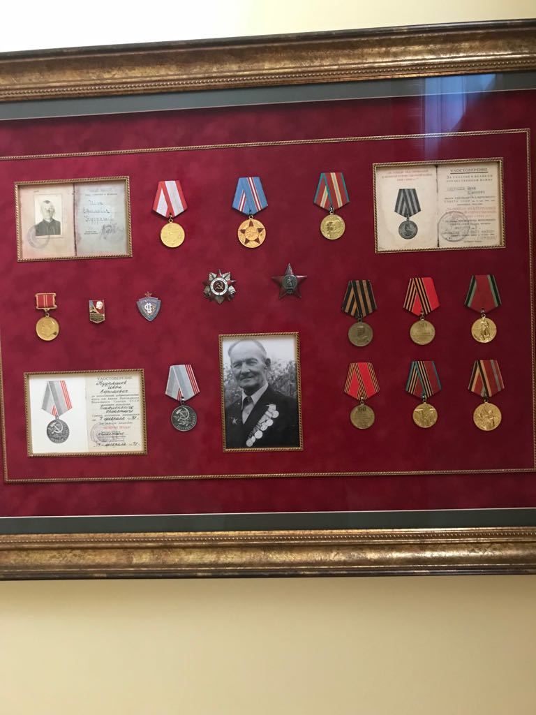 Награды дедов в доме родителей Артема Реброва. Фото Семейный архив Ребровых Награды дедов в доме родителей Артема Реброва. Фото Семейный архив Ребровых