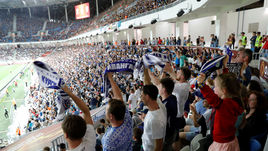 Среда. Волгоград. "Тосно" - "Волгоград" - 2:1. Болельщики "Авангарда" на трибуне "Волгоград Арены".