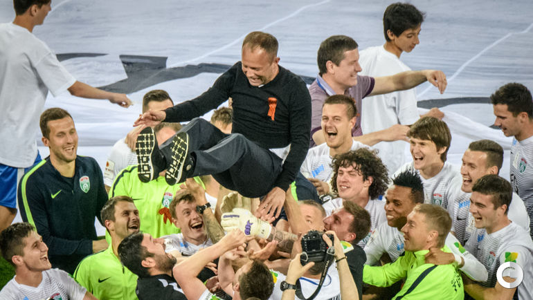 9 мая. Волгоград. "Тосно" - "Авангард" (Курск) - 2:1. Главный тренер "Тосно" Дмитрий ПАРФЕНОВ на руках футболистов своей команды.