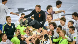 Среда. Волгоград. "Тосно" - "Авангард" - 2:1. Дмитрий ПАРФЕНОВ и его игроки - обладатели Кубка России.