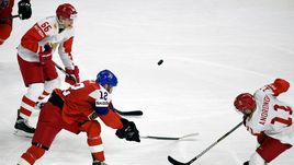 Четверг. Копенгаген. Чехия - Россия - 4:3 ОТ. Команда Ильи Воробьева пропустила первую шайбу на чемпионате мира и потерпела первое поражение.