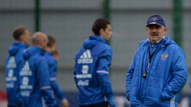 Главный тренер сборной России Станислав ЧЕРЧЕСОВ.