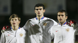 21 ноября 2007 года. Андорра-ла-Велья. Андорра - Россия - 0:1. Андрей АРШАВИН, Владимир ГАБУЛОВ и Александр КЕРЖАКОВ (слева направо) перед последним матчем отборочного турнира Евро-2008. Аршавин в нем будет удален, но поедет на финальный турнир даже после двухматчевой дисквалификации, а лучший снайпер квалификации Кержаков останется вне заявки.