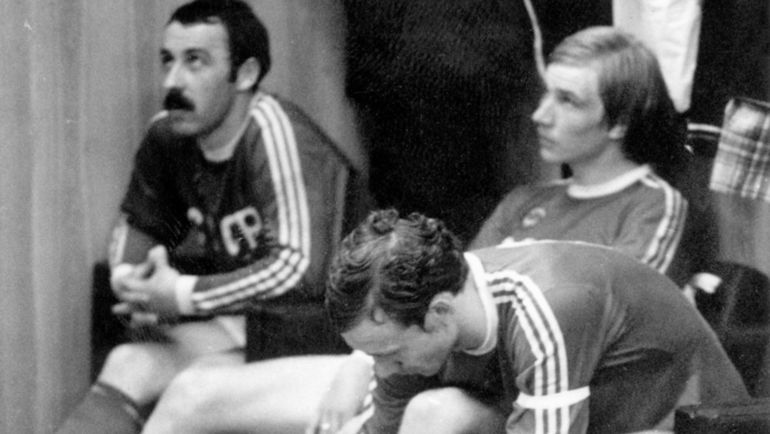 Спартаковцы Олег РОМАНЦЕВ (справа) и Сергей ШАВЛО (в центре) и динамовец Валерий ГАЗЗАЕВ - в сборной. Фото Игорь УТКИН Спартаковцы Олег РОМАНЦЕВ (справа) и Сергей ШАВЛО (в центре) и динамовец Валерий ГАЗЗАЕВ - в сборной. Фото Игорь УТКИН