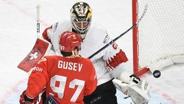 Суббота. Копенгаген. Россия - Швейцария - 4:3. Никита ГУСЕВ у ворот Рето БЕРРЫ.