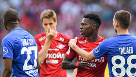 Воскресенье. Москва. "Спартак" - "Динамо" - 0:1. Команда Массимо Карреры проиграла в дерби и стала третьей.