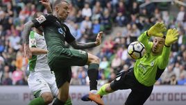 Воскресенье. Краснодар. "Краснодар" - "Рубин" - 1:1. Павел МАМАЕВ (слева) против Сослана ДЖНАЕВА.