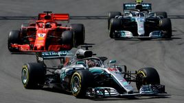 Сегодня. Барселона. Льюис ХЭМИЛТОН, Себастьян ФЕТТЕЛЬ (слева) и Валттери БОТТАС (справа).