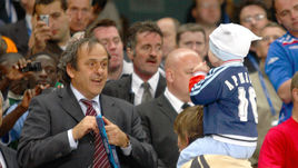 14 мая 2008 года. Манчестер. Финал Кубка УЕФА "Зенит" - "Рейнджерс" - 2:0. Президент УЕФА Мишель ПЛАТИНИ награждает Андрея АРШАВИНА. Или его сына?