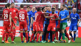 Воскресенье. Москва. "Спартак" - "Динамо" - 0:1. Проиграв бело-голубым, красно-белые откатились на третье место и попали в отборочный турнир Лиги чемпионов.