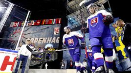 Суббота. Копенгаген. Словакия - Швеция - 3:4 ОТ. Хоккеисты словацкой сборной выходят на матч против шведов.