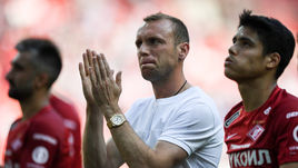 Воскресенье. Москва. "Спартак" - "Динамо"- 0:1. Денис ГЛУШАКОВ (в центре) и Лоренсо МЕЛЬГАРЕХО (справа) благодарят болельщиков после финального свистка.