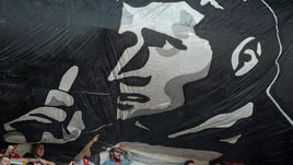 Воскресенье. Москва. "Спартак" – "Динамо" – 0:1. Массимо Каррера на баннере болельщиков красно-белых: поражение в дерби стоило команде итальянца прямой путевки в группу Лиги чемпионов.