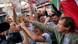 5 мая. Москва. "Локомотив" - "Зенит" - 1:0. Главный тренер "Локо" Юрий СЕМИН (справа) и его команда празднуют победу в чемпионате России.