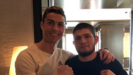 Хабиб НУРМАГОМЕДОВ (справа) и КРИШТИАНУ РОНАЛДУ.