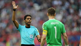 24 июня 2017 года. Казань. Мексика - Россия - 2:1. Арбитр Фахад АЛЬ-МИРДАСИ и капитан сборной России Игорь АКИНФЕЕВ.