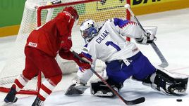 Понедельник. Копенгаген. Россия - Словакия - 4:0. Евгений ДАДОНОВ у ворота Марека ЧИЛЬЯКА.