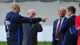 29 августа 2016 года. Химки. Первая тренировка сборной России под руководством Станислава ЧЕРЧЕСОВА (слева). Вместе с ним на поле - Никита СИМОНЯН, глава РФПЛ Сергей ПРЯДКИН и будущий и.о. президента РФС Александр АЛАЕВ.