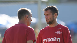 Главные антигерои спартаковского сезона Денис ГЛУШАКОВ (слева) и Дмитрий КОМБАРОВ.