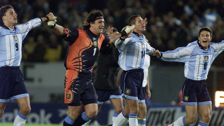 (слева направо) Эрнан КРЕСПО, Херман БУРГОС, Диего СИМЕОНЕ и Хавьер ДЗАНЕТТИ празднуют выход Аргентины на чемпионат мира-2002. Фото REUTERS (слева направо) Эрнан КРЕСПО, Херман БУРГОС, Диего СИМЕОНЕ и Хавьер ДЗАНЕТТИ празднуют выход Аргентины на чемпионат мира-2002. Фото REUTERS