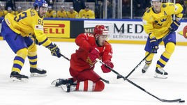 Вторник. Копенгаген. Россия - Швеция - 1:3. Мика ЗИБАНЕЖАД (слева) пытается отнять шайбу у Евгения ДАДОНОВА.