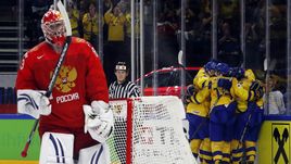 Вчера. Копенгаген. Россия - Швеция - 1:3. 37-я минута. Только что Василий КОШЕЧКИН пропустил вторую шайбу.