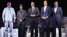 15 мая. Голограмма Станислава ЧЕРЧЕСОВА (слева) и Йоахим ЛЕВ (второй слева).