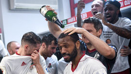 5 мая. Москва. "Локомотив" – "Зенит" – 1:0. Чемпионская раздевалка: Мануэл ФЕРНАНДЕШ вместе с партнерами в чемпионской раздевалке "Локо".