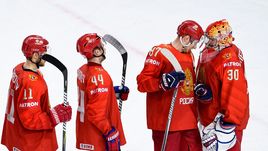 В четвертьфинале ЧМ-2018 с Канадой - в воротах России Игорь ШЕСТЕРКИН (справа).