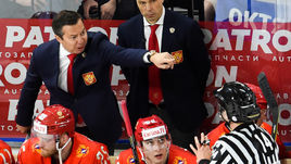 Четверг. Копенгаген. Россия - Канада - 4:5 ОТ. Илья ВОРОБЬЕВ (слева) и удаливший Кирилла Капризова в овертайме финский арбитр Алекси РАНТАЛА.