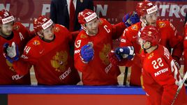 Четверг. Копенгаген. Россия - Канада - 4:5 ОТ. Павел ДАЦЮК (в центре) и его партнеры были близки к полуфиналу.