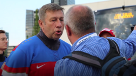 "Это он на нас напал, с камерой". Как российские болельщики хотели побить Шевченко