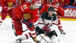 Четверг. Копенгаген. Россия – Канада – 4:5 ОТ. Капитан канадцев Коннор МАКДЭВИД (справа) против Никиты НЕСТЕРОВА.