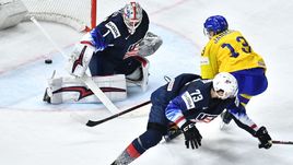 Сегодня. Копенгаген. Швеция – США – 6:0. Маттиас ЯНМАРК (справа) поражает ворота американцев.