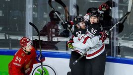 Четверг. Копенгаген. Россия – Канада – 4:5 ОТ. Канады Коннор МАКДЭВИД (№ 97) и Колтон ПАРЭЙКО (№ 55) празднуют заброшенную шайбу в ворота россиян.