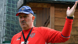 Понедельник. Нойштифт. Главный тренер сборной России Станислав ЧЕРЧЕСОВ.