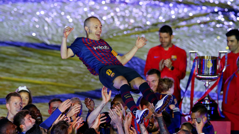 Андрес ИНЬЕСТА прощается с одноклубниками. Фото REUTERS Андрес ИНЬЕСТА прощается с одноклубниками. Фото REUTERS