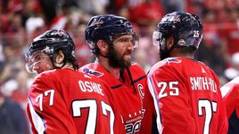 Вчера. Вашингтон. "Вашингтон" – "Тампа-Бэй" – 3:0. В ночь на четверг по Москве Александр ОВЕЧКИН (в центре) и его партнеры проведут главный матч сезона.