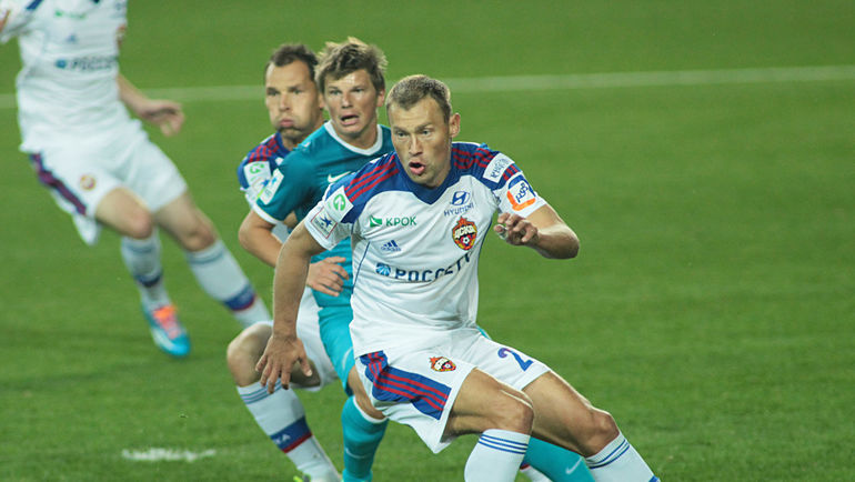 Андрей АРШАВИН - в центре, между Сергеем ИГНАШЕВИЧЕМ (слева) и Василием БЕРЕЗУЦКИМ. Фото Валентин КОБЫЩА, ПФК ЦСКА Андрей АРШАВИН - в центре, между Сергеем ИГНАШЕВИЧЕМ (слева) и Василием БЕРЕЗУЦКИМ. Фото Валентин КОБЫЩА, ПФК ЦСКА