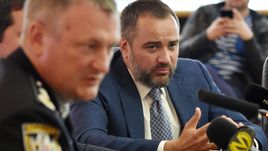 Президент ФФУ Андрей ПАВЕЛКО (справа) и глава национальной полиции Сергей КНЯЗЕВ во время пресс-конференции по поводу расследования дела о договорных матчах.